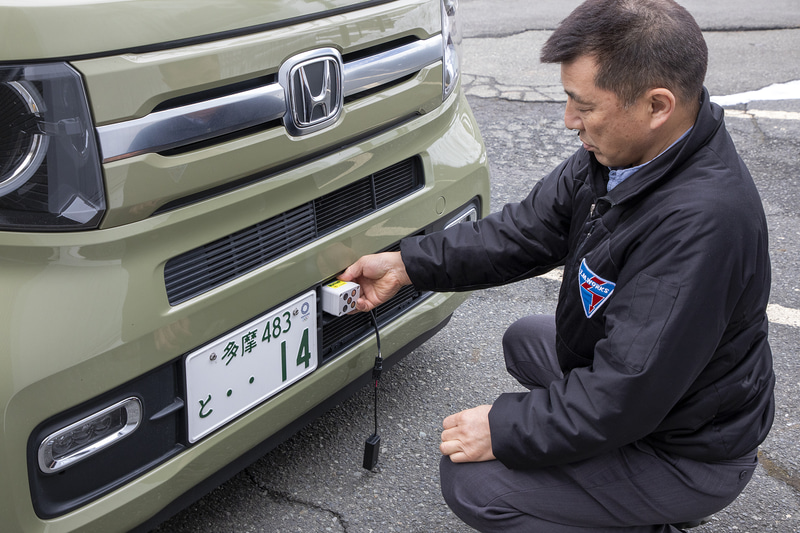 脱着が容易でしっかり固定できるところを探した結果、ナンバープレートの固定ボルトを利用する方向になった