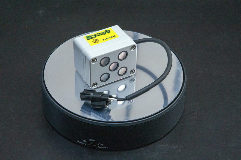 このように鹿ソニックを乗せてスイッチをONにすると、適度な速度で回転。車中泊する時はこれをルーフ上に置く予定で、なんだか基地っぽい（？）。台の上には滑り止め加工などが必要そうだが、雨が降らなければ使えそうだ