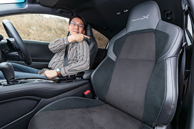 肩と脇の部分がほどよく膨らみを持ち、横方向の荷重に対して体をしっかりとサポートしてくれる。また、サポートしてくれることで疲れにくくなるのもありがたい