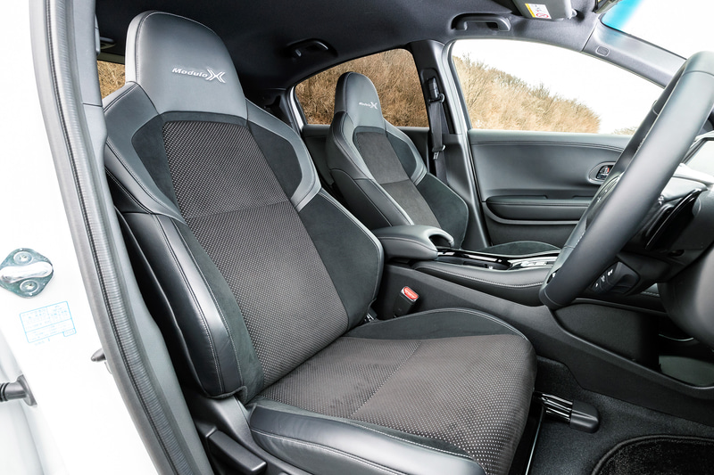 ヴェゼル Modulo Xの内装は、走りに集中しやすいように、落ち着きのあるブラックに統一されている。また、専用フロアカーペットマットにはModulo Xのエンブレムが付く