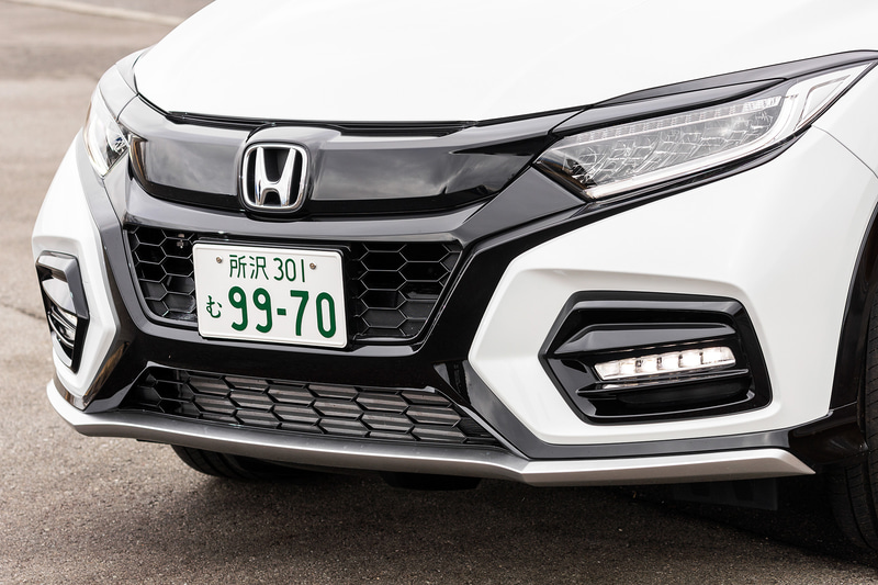 フロントグリル、テールゲートスポイラー、ルーフレール、ドアミラー、ホイールアーチプロテクター、サイドシルガーニッシュをブラックアウトすることで、端正さと力強さが増している