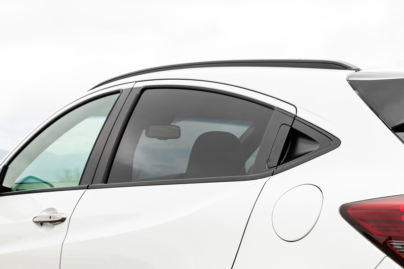 フロントグリル、テールゲートスポイラー、ルーフレール、ドアミラー、ホイールアーチプロテクター、サイドシルガーニッシュをブラックアウトすることで、端正さと力強さが増している