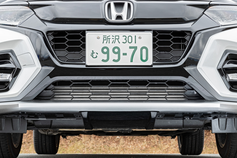 ナンバープレートの真下にある小さな2本のフィンの間に入った空気が、そのまま真っ直ぐに車体の真ん中を抜けてリアへいくように、何度も微調整を行ない完成させたという。イラストの赤い部分がフィン