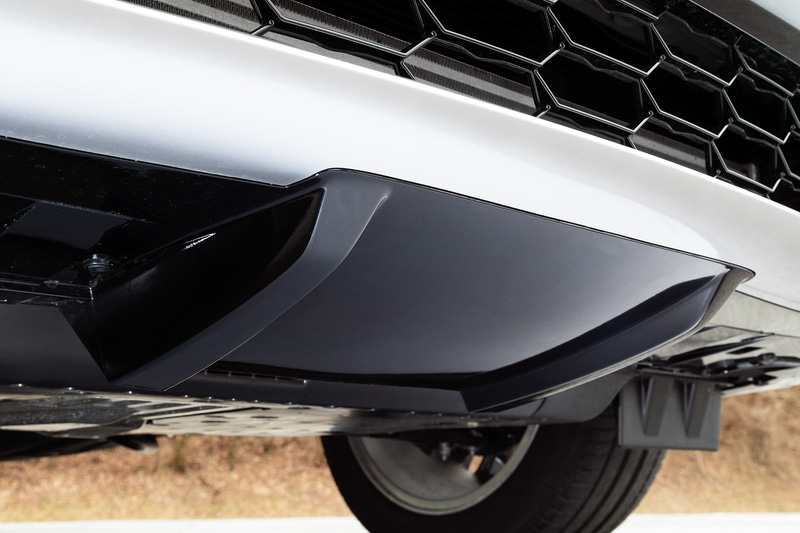 ナンバープレートの真下にある小さな2本のフィンの間に入った空気が、そのまま真っ直ぐに車体の真ん中を抜けてリアへいくように、何度も微調整を行ない完成させたという。イラストの赤い部分がフィン