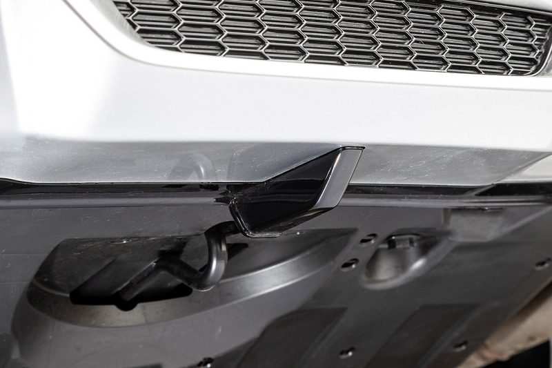 リアは中央部分に1つだけフィンが付与されている。これにより車体中央部に目には見えない空気のロール軸ができあがる