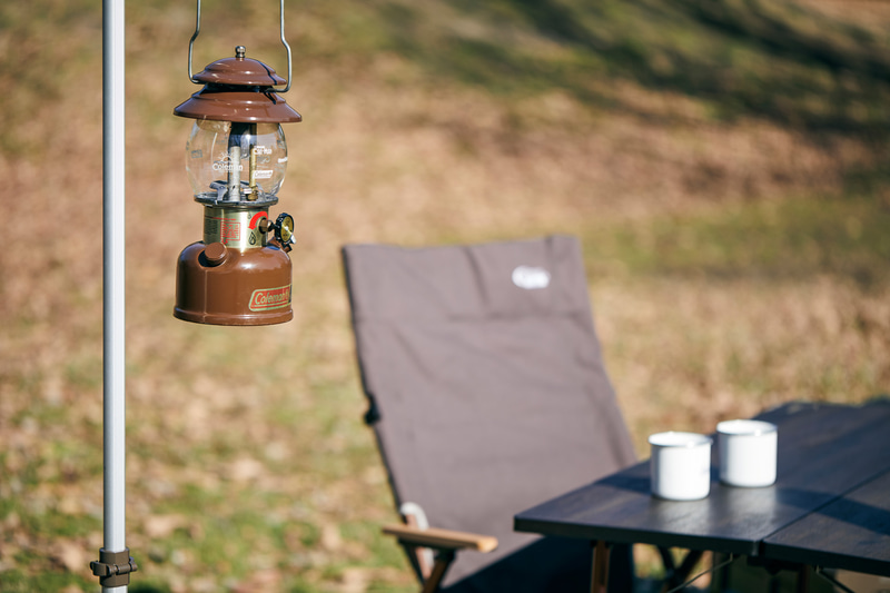 コールマンの中でも最高級となるMASTER SERIESの「コンフォートインフレーターマット」「コンフォートスリーピングバッグ」「ヘキサタープII」「キャンバススリングチェア」「バタフライテーブル/120」のほか、「ノーススターチューブマントルランタン」「マルチパネルランタン」「ランタンスタンドIV」「フェザー ストーブ」「エナメルディッシュウェアセット」「オフザグリーンクアドラ」「アウトドアスリッパ」「ステンレスファイヤープレイスIII」「ソリッドレザーグリルグローブII」「ホットサンドイッチクッカー」「ステンレスパーコレーターIII」「パルテノンコーヒードリッパー」「エクスカーションクーラー/30QT」を用意