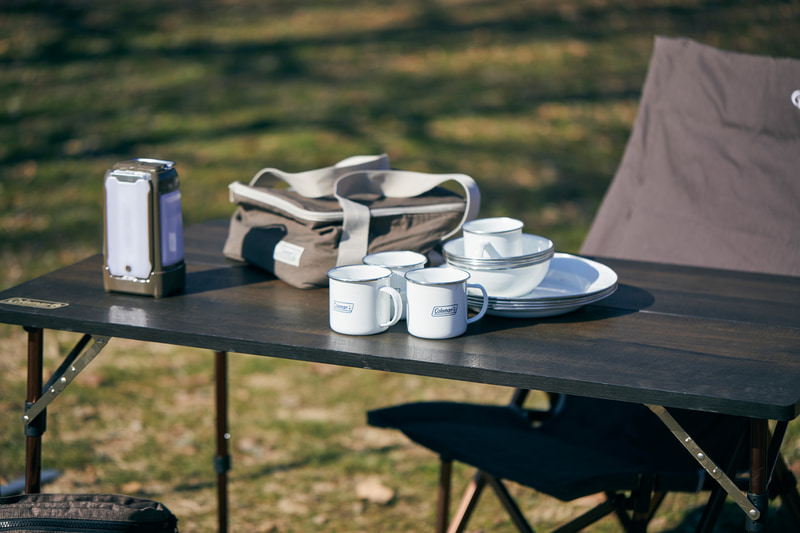 コールマンの中でも最高級となるMASTER SERIESの「コンフォートインフレーターマット」「コンフォートスリーピングバッグ」「ヘキサタープII」「キャンバススリングチェア」「バタフライテーブル/120」のほか、「ノーススターチューブマントルランタン」「マルチパネルランタン」「ランタンスタンドIV」「フェザー ストーブ」「エナメルディッシュウェアセット」「オフザグリーンクアドラ」「アウトドアスリッパ」「ステンレスファイヤープレイスIII」「ソリッドレザーグリルグローブII」「ホットサンドイッチクッカー」「ステンレスパーコレーターIII」「パルテノンコーヒードリッパー」「エクスカーションクーラー/30QT」を用意