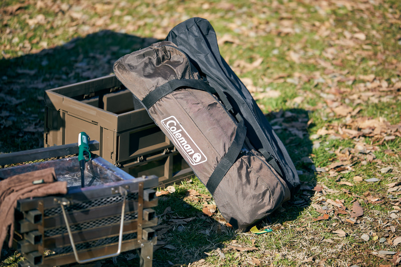 コールマンの中でも最高級となるMASTER SERIESの「コンフォートインフレーターマット」「コンフォートスリーピングバッグ」「ヘキサタープII」「キャンバススリングチェア」「バタフライテーブル/120」のほか、「ノーススターチューブマントルランタン」「マルチパネルランタン」「ランタンスタンドIV」「フェザー ストーブ」「エナメルディッシュウェアセット」「オフザグリーンクアドラ」「アウトドアスリッパ」「ステンレスファイヤープレイスIII」「ソリッドレザーグリルグローブII」「ホットサンドイッチクッカー」「ステンレスパーコレーターIII」「パルテノンコーヒードリッパー」「エクスカーションクーラー/30QT」を用意