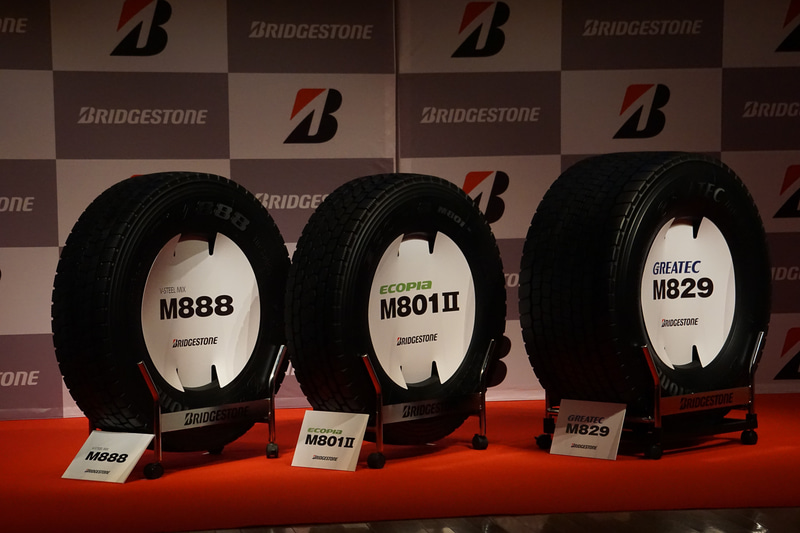 左からオールシーズンタイヤ「M888」、低燃費タイヤ「ECOPIA M801 II」、超偏平シングルタイヤ「GREATEC M829」
