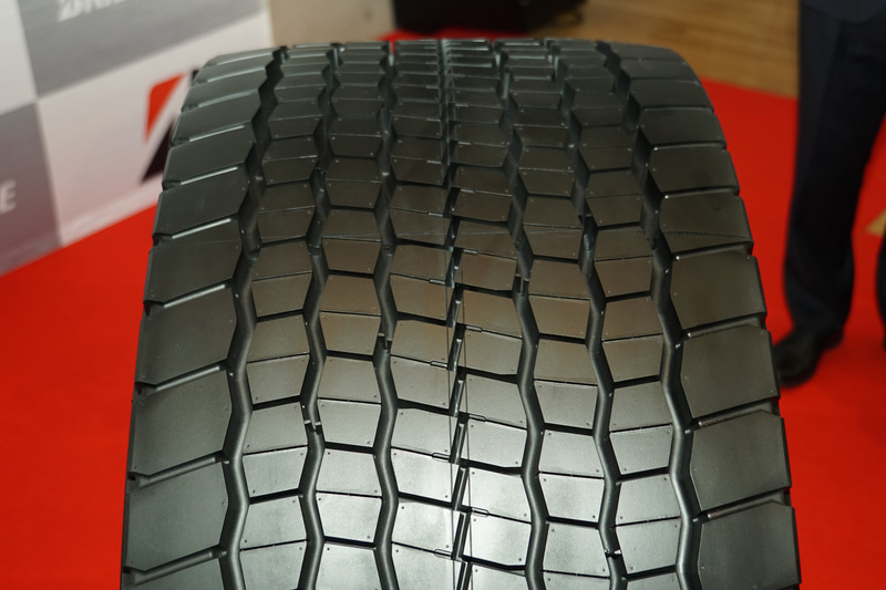 トラック・バス用2020年新商品の超偏平シングルタイヤ「GREATEC M829」