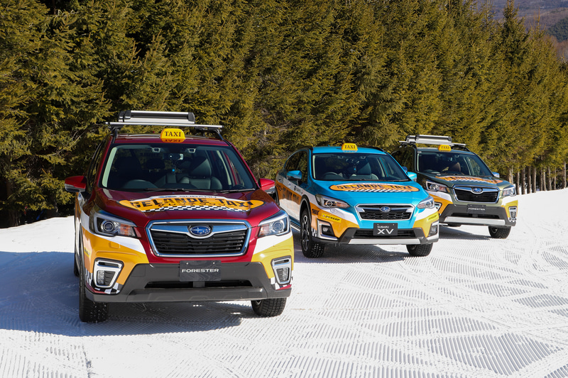 乗車口から見える位置にゲレタク仕様の「フォレスター」「XV」を展示