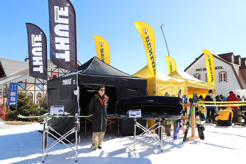 ゲレタク車両の頭上を守るTHULEのブース。ゲレタク車両に装着しているルーフキャリアとルーフボックスを展示。実際に触ることができるようになっている