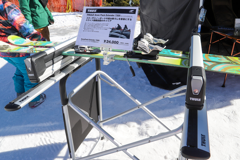 ゲレタク車両の頭上を守るTHULEのブース。ゲレタク車両に装着しているルーフキャリアとルーフボックスを展示。実際に触ることができるようになっている