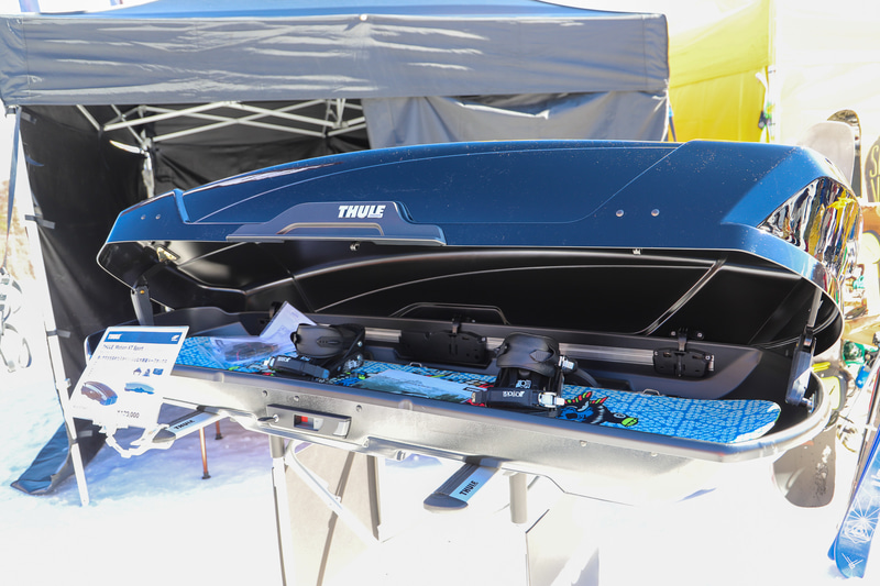 ゲレタク車両の頭上を守るTHULEのブース。ゲレタク車両に装着しているルーフキャリアとルーフボックスを展示。実際に触ることができるようになっている