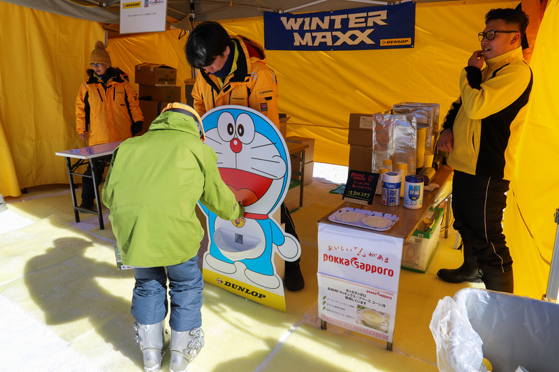 カーリングやストラックアウト、雪玉積みといったミニゲームをクリアするともらえるコインで、ドラえもんがちゃがちゃにチャレンジできる