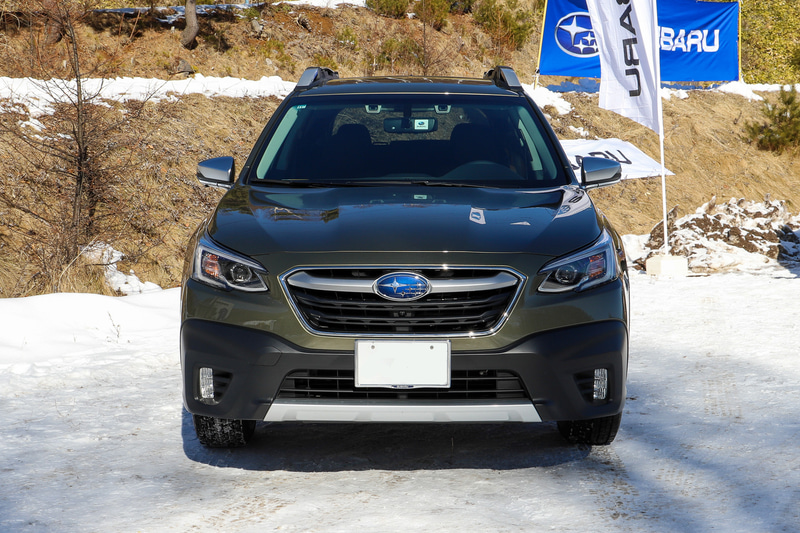「レガシィ アウトバック」の北米仕様をサプライズ公開。堀氏いわく「会社の人にも黙って持ち出してきた」とのことで、現場スタッフも展示されることを知らなかったらしい