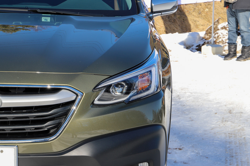 「レガシィ アウトバック」の北米仕様をサプライズ公開。堀氏いわく「会社の人にも黙って持ち出してきた」とのことで、現場スタッフも展示されることを知らなかったらしい