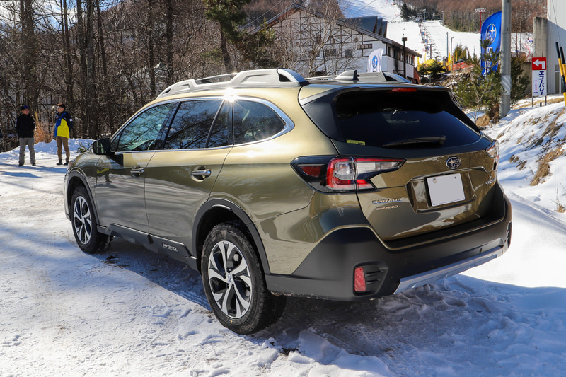 「レガシィ アウトバック」の北米仕様をサプライズ公開。堀氏いわく「会社の人にも黙って持ち出してきた」とのことで、現場スタッフも展示されることを知らなかったらしい