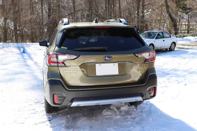 「レガシィ アウトバック」の北米仕様をサプライズ公開。堀氏いわく「会社の人にも黙って持ち出してきた」とのことで、現場スタッフも展示されることを知らなかったらしい