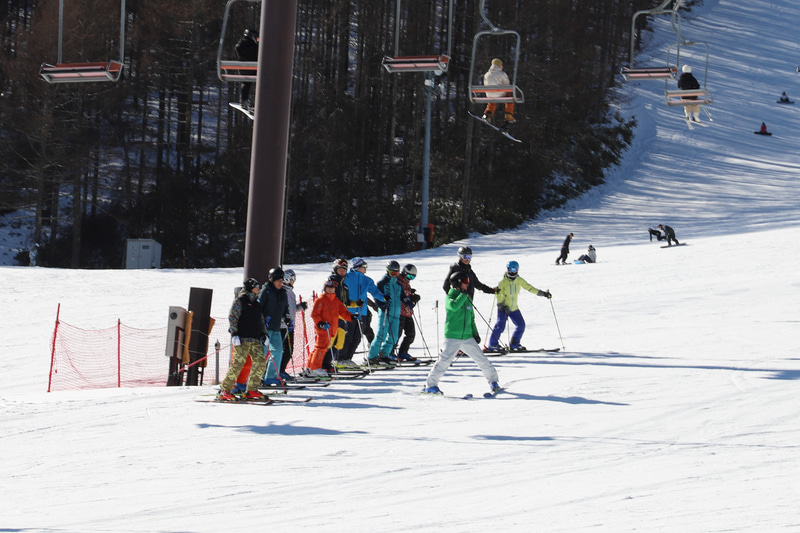 全日本スキー連盟（SAJ）の協力で、元オリンピック代表の吉岡大輔選手、元SAJデモンストレーターの小林祐大氏がコーチを務めるスキーレッスンを開催。1月21日～27日に募集を行ない、20名の応募枠に対して130名以上の応募があったとのこと