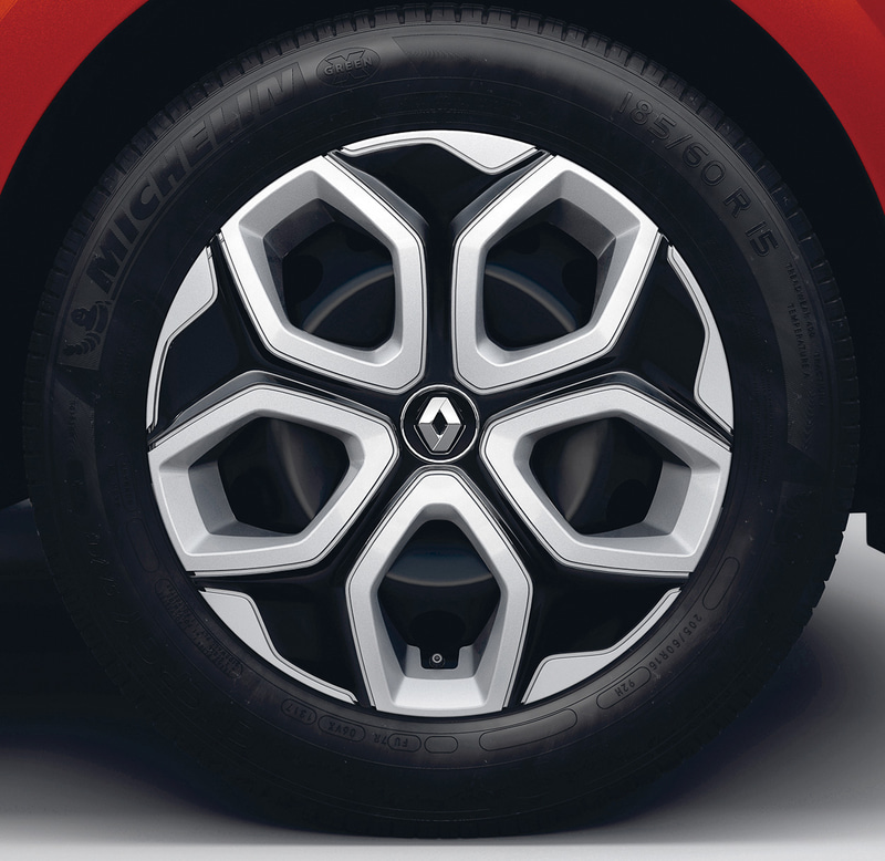 トゥインゴ Sで採用する専用15インチホイールカバー