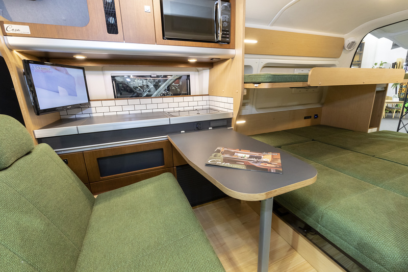 中央にギャレーを備える「Land TePee」。乗車定員7名、就寝定員4名