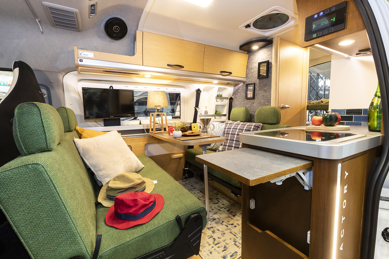 クローゼットとしても使えるマルチルームを備える「GT」。後部には常設2段ベッドを配置。こちらも乗車定員7名、就寝定員4名