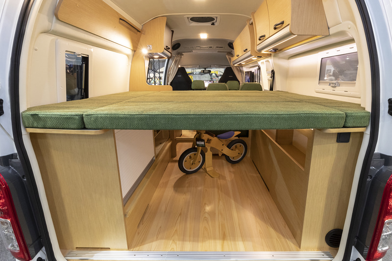 リアに常設ベッドを配置するとともに、下部を大型収納スペースとした「BADEN」。こちらは乗車定員7名、就寝定員5名