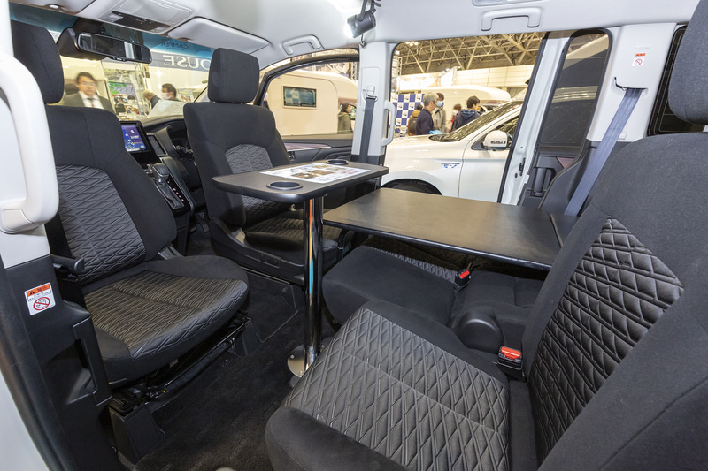 オプションの回転シートを装着すると2列目との対面が可能になる