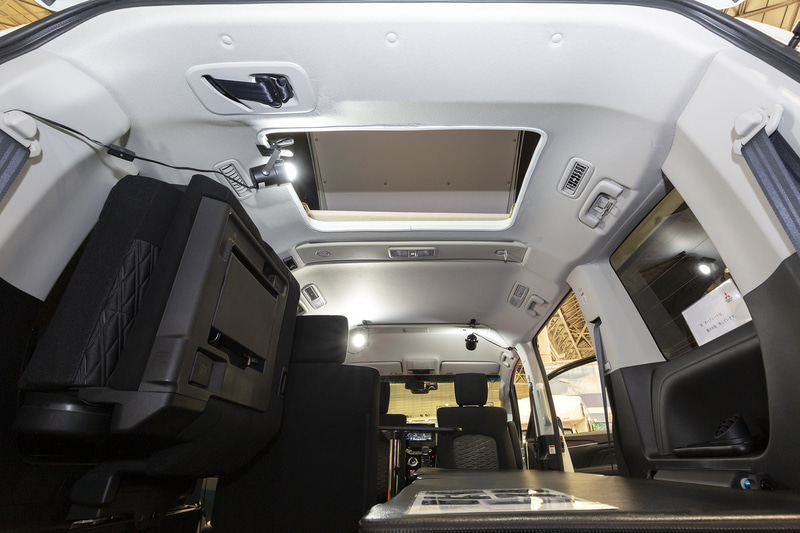 ルーフへは後部から。開口部はリブボーンフレームを避けて配置されている