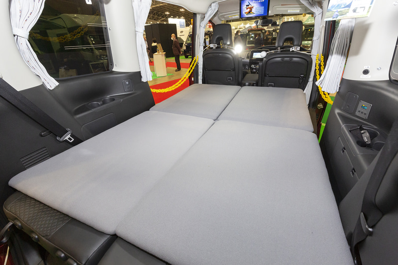 シートを倒しベッドマットを装着すれば車内が広い就寝スペースに