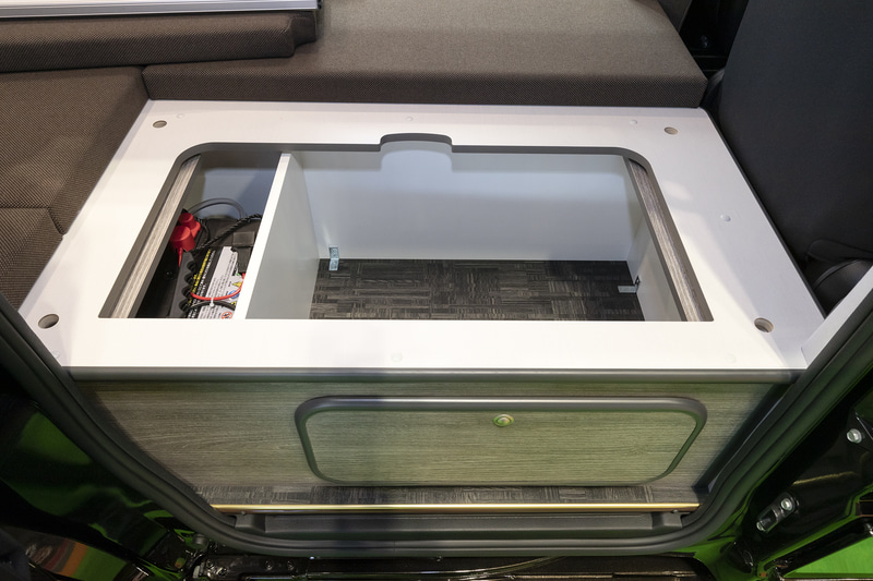 運転席後部はシートではなく収納庫を設置。後方にはサブバッテリーが収まる