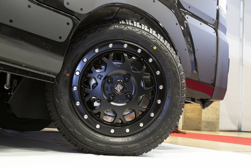 アグレッシブなブロックパターンを採用するオールテレーンタイヤ「<a href="https://www.y-yokohama.com/product/tire/geolandar_xat/" class="n" target="_blank">ジオランダーX-AT</a>」