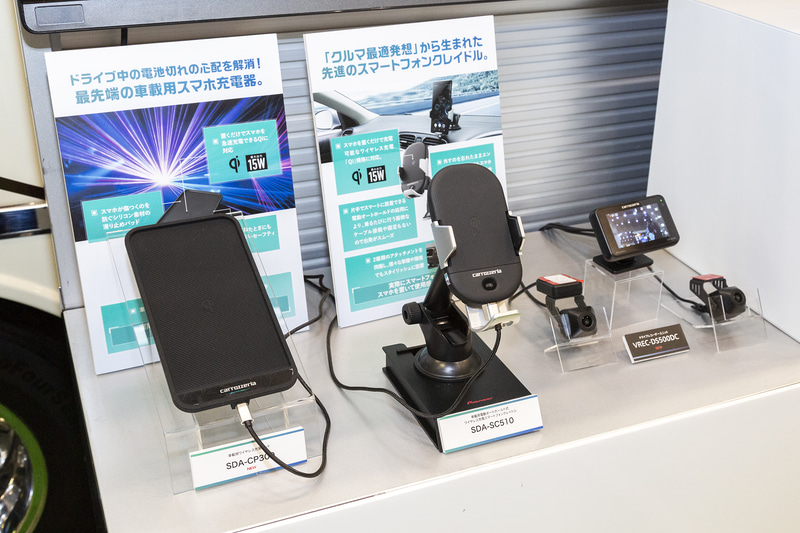 スマートフォン用クレイドルなども