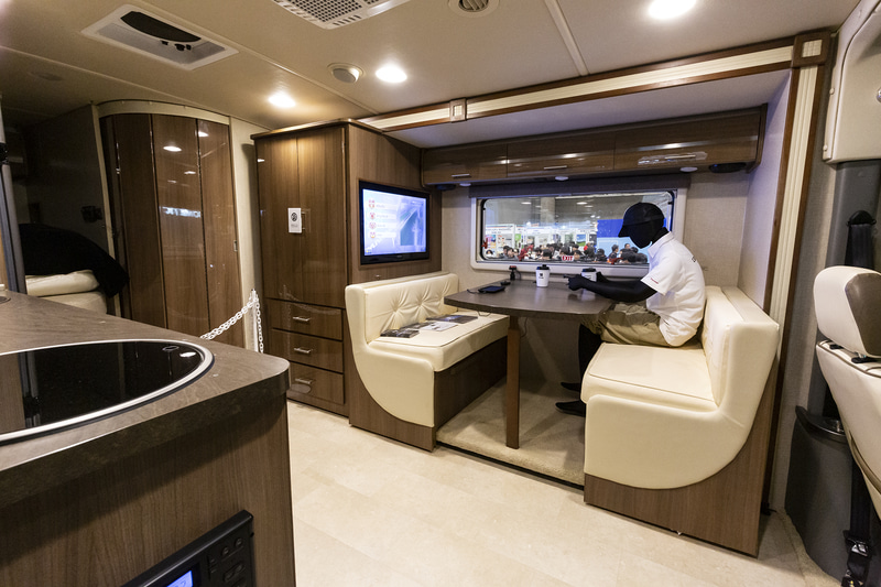 小林可夢偉選手の愛車。インパネにはサイバーナビが装着されている