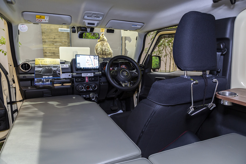 ジムニーに装着すると画面の大きさが際立つ