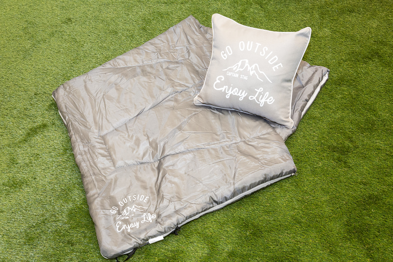 収納時はクッションとしても使える「モンテ 洗えるクッションシュラフ」。クルマの中に置いておくと便利そう