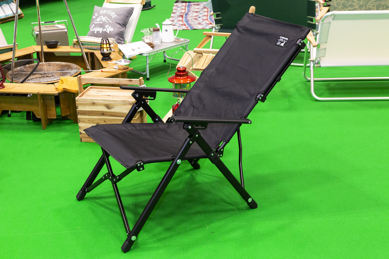 3段階リクライニング機構を備えた「ウルトラハイバックチェア」