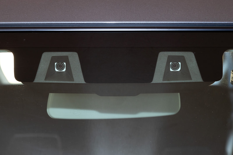 新型ハスラーでは「夜間歩行者検知機能」をはじめ、一時停止、進入禁止といった標識を認識してドライバーに知らせる「標識認識機能」など、より進化した「デュアルカメラブレーキサポート」を搭載（スズキセーフティサポート非装着車以外の全車に標準装備）。ターボモデルではスズキの軽初となる「アダプティブクルーズコントロール（ACC）［全車速追従機能付］」や、車線を認識して逸脱しそうになるとステアリング操作を促す「車線逸脱抑制機能」もスズキの軽として初採用している