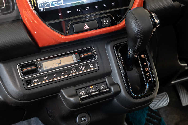 4WDモデルでは新たに「スノーモード」を搭載し、雪道など滑りやすい路面においてエンジンの出力を抑えるとともにブレーキも併用して制御することが可能。「グリップコントロール」「ヒルディセントコントロール」「パワーモード」といったドライブモードも用意される