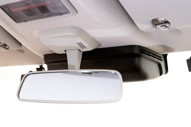 新型ハスラーでは「夜間歩行者検知機能」をはじめ、一時停止、進入禁止といった標識を認識してドライバーに知らせる「標識認識機能」など、より進化した「デュアルカメラブレーキサポート」を搭載（スズキセーフティサポート非装着車以外の全車に標準装備）。ターボモデルではスズキの軽初となる「アダプティブクルーズコントロール（ACC）［全車速追従機能付］」や、車線を認識して逸脱しそうになるとステアリング操作を促す「車線逸脱抑制機能」もスズキの軽として初採用している