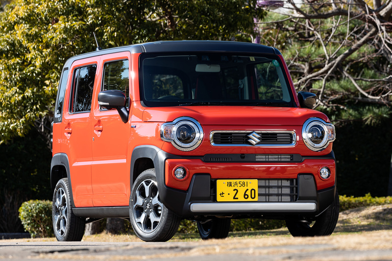 今回の試乗会では1月20日に発売されたばかりの新型軽クロスオーバーワゴン「ハスラー」に試乗。写真はターボ/4WDモデルの「HYBRID X ターボ」（174万6800円）で、ボディサイズは3395×1475×1680mm（全長×全幅×全高）と、先代モデルから全高を15mm拡大。ホイールベースも35mm延長されて2460mmとなっている