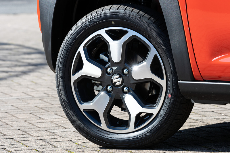 新型ハスラーのエクステリアでは、アウトドアアイテムが持つ「タフ」で「力強い」デザイン要素を取り入れるとともに、従来のハスラーに比べてルーフを後方に延長し、バックドアも垂直にするなど、力強いスクエアな骨格を強調するデザインとした。さらにクォーターガラスを追加し、従来はブラックアウトされていたピラーをボディ同色に仕上げている。Xグレードの足下は15インチアルミホイールにダンロップ「エナセーブ EC300＋」（165/60R15）の組み合わせ