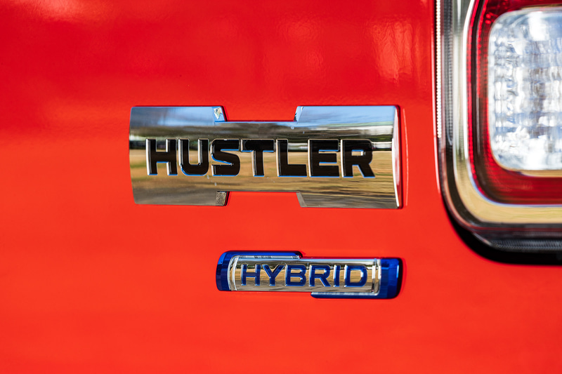 新型ハスラーのエクステリアでは、アウトドアアイテムが持つ「タフ」で「力強い」デザイン要素を取り入れるとともに、従来のハスラーに比べてルーフを後方に延長し、バックドアも垂直にするなど、力強いスクエアな骨格を強調するデザインとした。さらにクォーターガラスを追加し、従来はブラックアウトされていたピラーをボディ同色に仕上げている。Xグレードの足下は15インチアルミホイールにダンロップ「エナセーブ EC300＋」（165/60R15）の組み合わせ