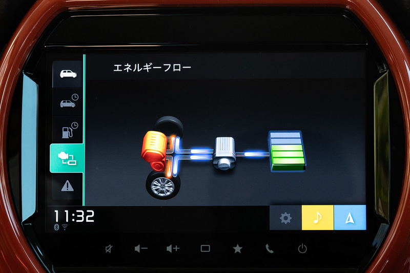 センターコンソールのディスプレイには、スズキ初の9インチ大画面新型スマートフォン連携メモリーナビゲーションを全グレード（除くスズキセーフティサポート非装着車）にオプション設定。エネルギーフローの表示なども可能になっている