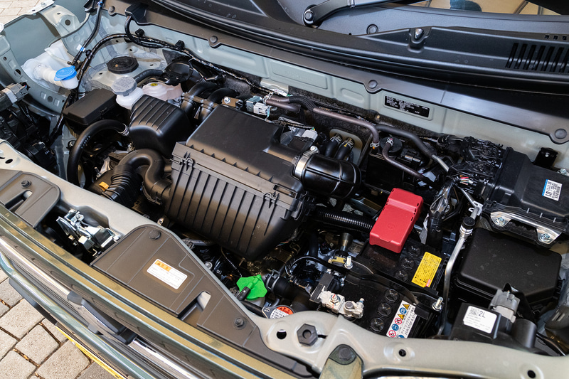 自然吸気モデルが搭載する直列3気筒DOHC 0.66リッター「R06D」型エンジンは新開発のもので、スズキ軽初となるデュアルインジェクションシステムやクールドEGRを採用。最高出力は36kW（49PS）/6500rpm、最大トルクは58Nm（5.9kgfm）/5000rpmで、WLTCモード燃費の最良値は25.0km/L（2WD）