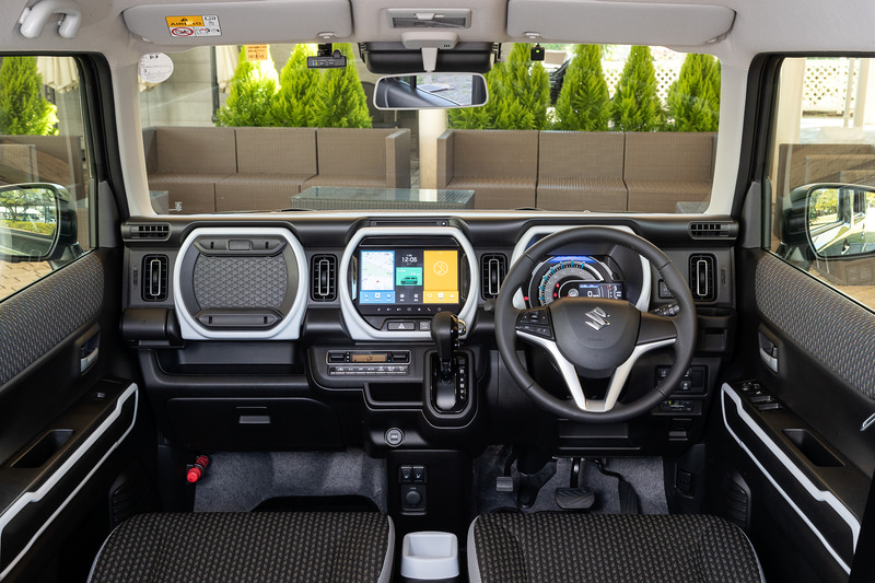 インパネアッパーボックスは収納として使え、蓋を開くとテーブルとして利用できる。前席シートヒーターは全グレードに標準装備