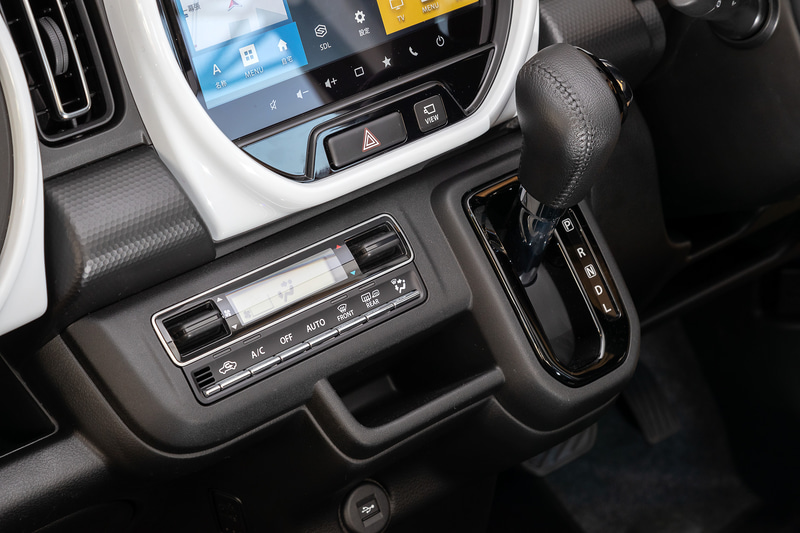 インパネアッパーボックスは収納として使え、蓋を開くとテーブルとして利用できる。前席シートヒーターは全グレードに標準装備