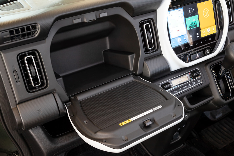 インパネアッパーボックスは収納として使え、蓋を開くとテーブルとして利用できる。前席シートヒーターは全グレードに標準装備