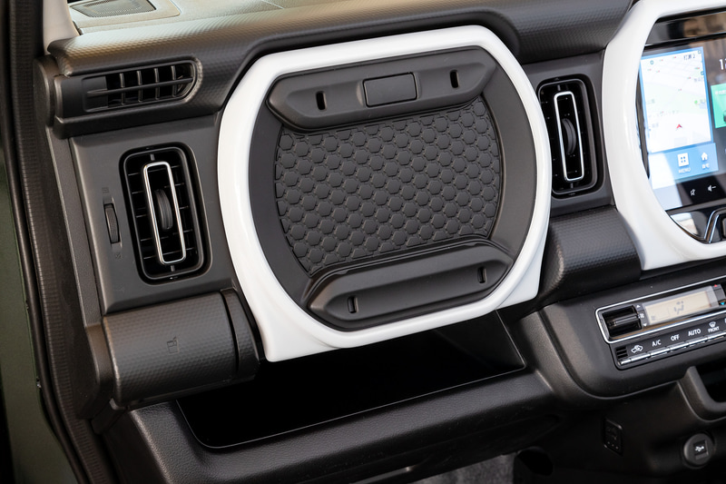 インパネアッパーボックスは収納として使え、蓋を開くとテーブルとして利用できる。前席シートヒーターは全グレードに標準装備